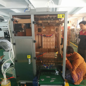 Tailândia cliente verificar e testar a máquina de embalagem de saquinho líquido que ele comprou