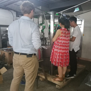 Brasil cliente testando e verificando máquina de enchimento de cápsula líquida que ele comprou